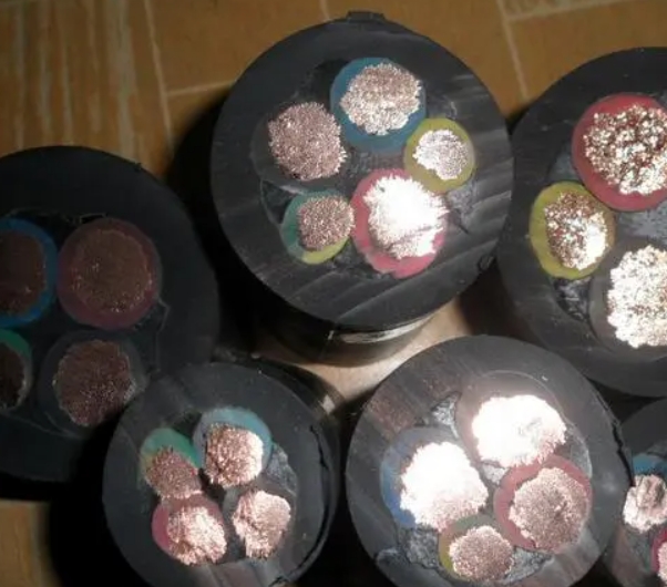 萬(wàn)瑞通橡套電纜廠家將為大家介紹常見的橡套電纜分類.jpg